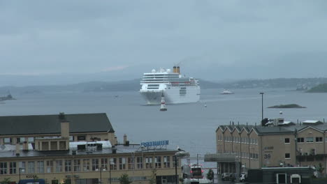Oslo-cruise-ship-approaches
