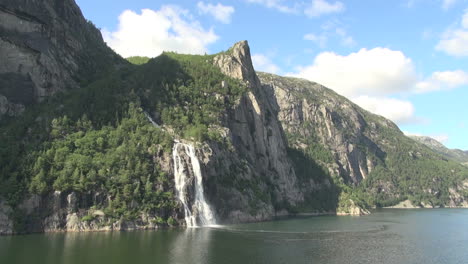 Norway-Pulpit-Rock-falls-s