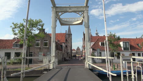 Niederlande-Edam-Bikes-überqueren-Den-Kanal-Unter-Dem-Brückenrahmen