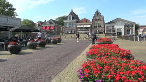 Niederlande-Edamer-Rote-Blumen-In-Runden-Pflanzgefäßen-Auf-Platz