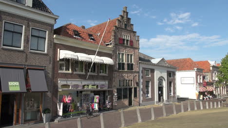 Niederlande-Edamer-Weiße-Markisen-über-Der-Schaufensterfront