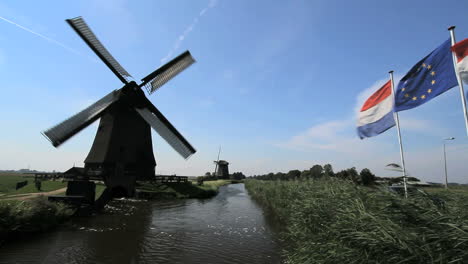 Niederlande-Kinderdijk-Windmühle-Drehen-Und-Fahnen-Im-Wind-7