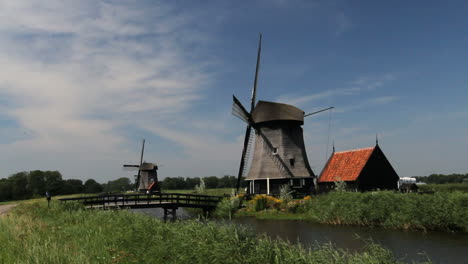 Niederlande-Kinderdijk-Windmühlenbrücke-Und-Rotes-Dach