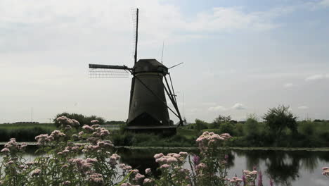 Niederlande-Kinderdijk-Windmühle-Spiegelt-Sich-Im-Kanal-3