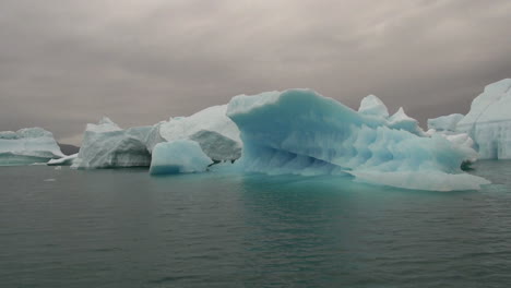 Iceberg-Azul-De-Groenlandia-En-Un-Fiordo-De-Hielo