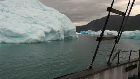 Grönland-Ein-Boot-Auf-Einem-Eisfjord-Passiert-Eisberge