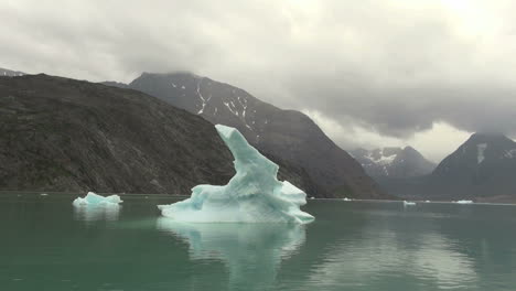 Grönland-Eis-Fjord-Grauer-Himmel-S