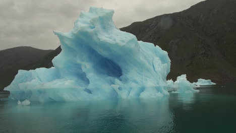 Fiordo-De-Hielo-De-Groenlandia-Iceberg-Azul-Con-Manchas