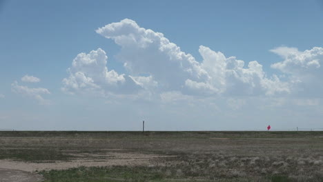 Nubes-Y-Un-Coche-En-Las-Llanuras-S1