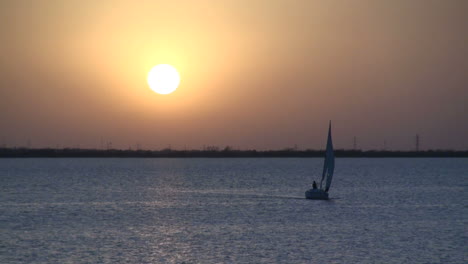 Segelboot-Bei-Sonnenuntergang-S2