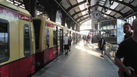 Berlín-S-bahn-Station-W-Tren