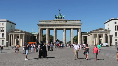 Berlin-Brandenburger-Tor-w-street-performer-Darth-Vader