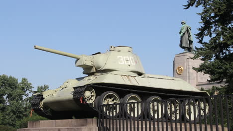 Germany-Berlin-Tiergarten-old-tank-at-WWII-Memorial