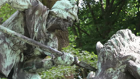Germany-Berlin-Tiergarten-statue-of-wild-boar-hunt