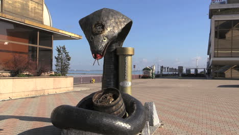 Ukraine-Odessa-pier-snake-statue-cx