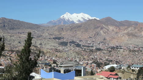 Vista-De-La-Ciudad-De-La-Paz-Con-Nieve-En-El-Pico-C