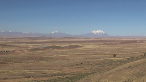 Bolivien-Altiplano-Und-Ferne-Berge-S