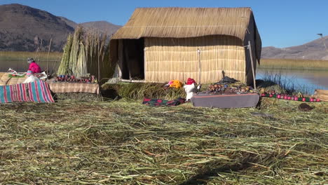 Peru-people-and-reed-house-on-floating-reed-island