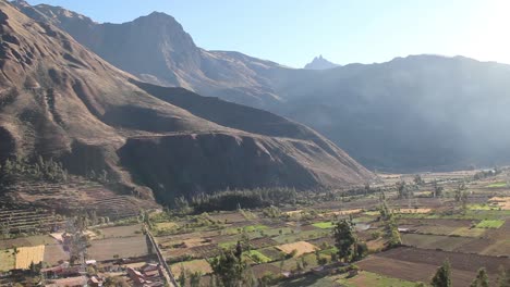 Peru-Sacred-Valley-fields-and-terraces-in-Ollantaytambo