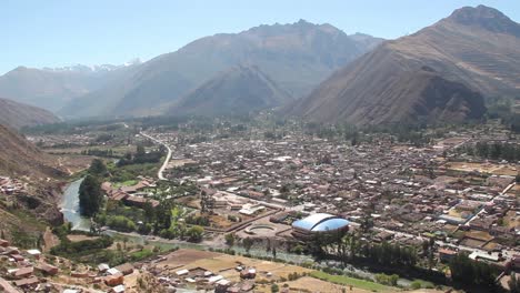 Peru-Sacred-Valley-town-along-river-and-steep-slopes