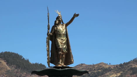 Peru-Cusco-statue-of-Inca
