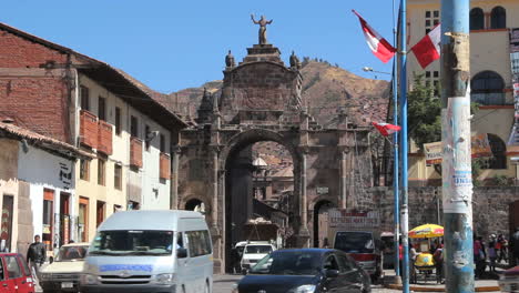 Puerta-Cusco-Con-Tráfico