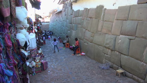 Cusco-Calle-Bordeada-De-Piedras-Incas-S