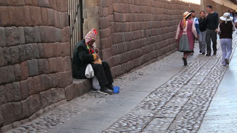 Cusco-Straße-Mit-Menschen-Von-Inka-Steinen-C