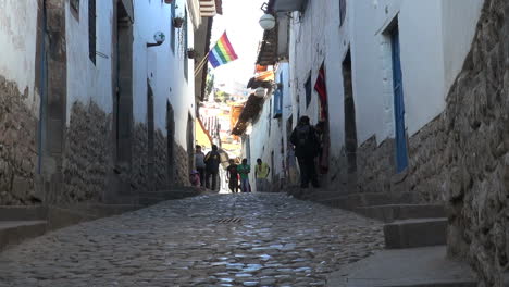Cusco-street-lined-with-Inca-stones-s