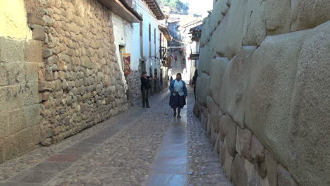 Cusco-street-with-Inca-stones