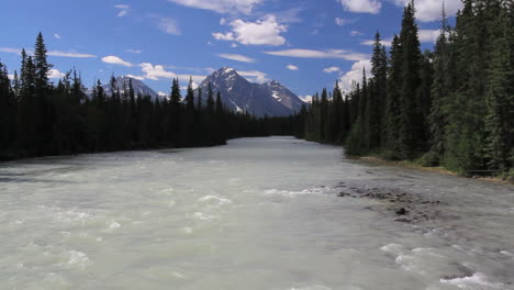 Kanadische-Rockies-Athabasca-Fluss-Entfernter-Berg