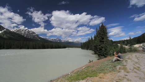Kanada-Alberta-Jasper-Athabasca-River-Man-Sitzt-Am-Ufer-18
