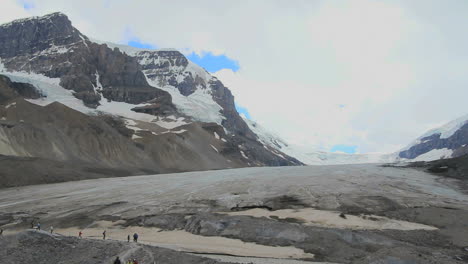 Los-Excursionistas-Del-Glaciar-Athabasca-De-Las-Montañas-Rocosas-Canadienses-En-El-Borde-C