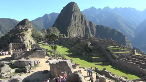 Machu-Picchu-&-Huayna-Picchu-good-view-with-tourists-s