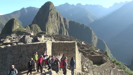 Machu-Picchu-gate-&-Huayna-Picchu-tourist-taking-photo-s