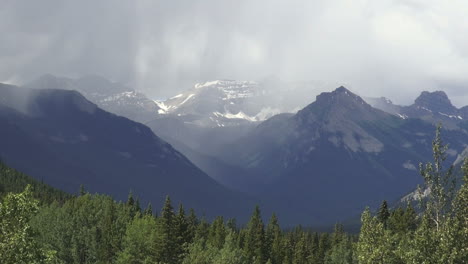 Canada-Alberta-Banff-mountains-in-mist