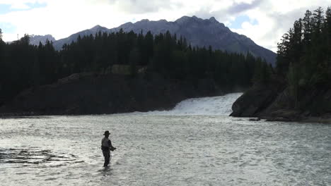 Canadá-Banff-Pescador-Por-Cascada-En-El-Río-Bow-S