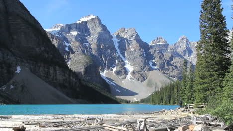 Kanadische-Rockies-Banff-Moraine-Seeblick-Auf-Die-Gipfel-Treibholz-Am-Boden