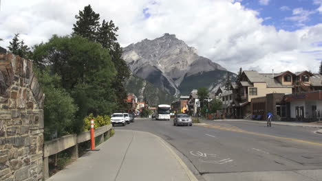 Canada-Alberta-Banff-street-scene-&-Tunnel-Mountain