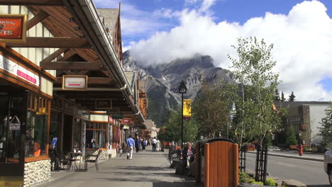 Canada-Alberta-Banff-street-scene-clouds-on-mountain