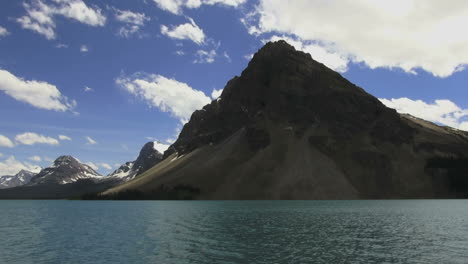 Kanada-Bow-Lake-Und-Dramatischer-Berg