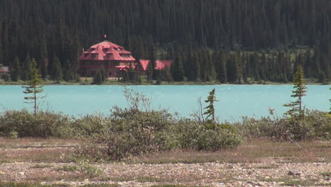 Canada-Icefields-Parkway-Num-ti-jah-Lodge-with-red-roof-at-Bow-Lake-s
