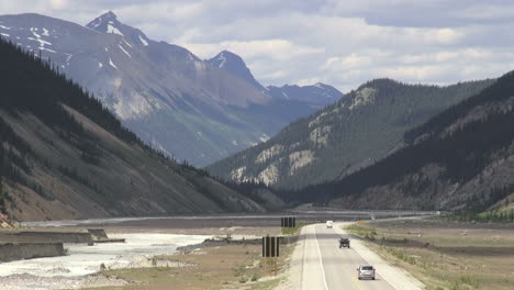 Canada-Icefields-Parkway-road-with-traffic