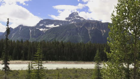 Canadá-Icefields-Parkway-Pico-De-Aguja-En-La-Distancia