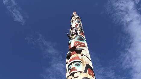 Canada-Alberta-Jasper-totem-pole-against-blue-sky