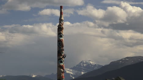 Canada-Alberta-Jasper-totem-pole-and-mountains
