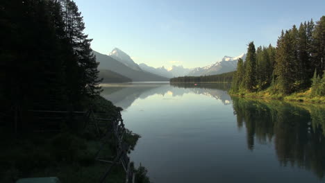 Canada-Jasper-NP-Malign-Lake-with-bird