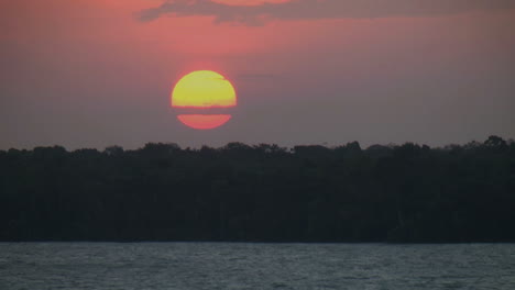 Amazonas-Sonnenuntergang-Vom-Fahrenden-Schiff