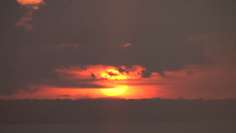 Manaus-Orange-Ball-Des-Sonnenuntergangs-Auf-Rio-Negro