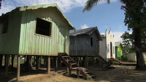 Dorfhäuser-Auf-Der-Amazonasinsel